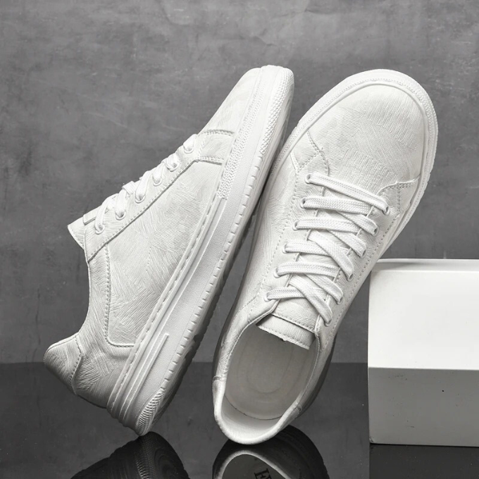 Men's minimalist leather sneakers for a sophisticated, everyday casual footwear look.