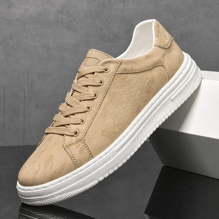 Stylish men's black leather sneakers with white sole, ideal for versatile everyday wear.