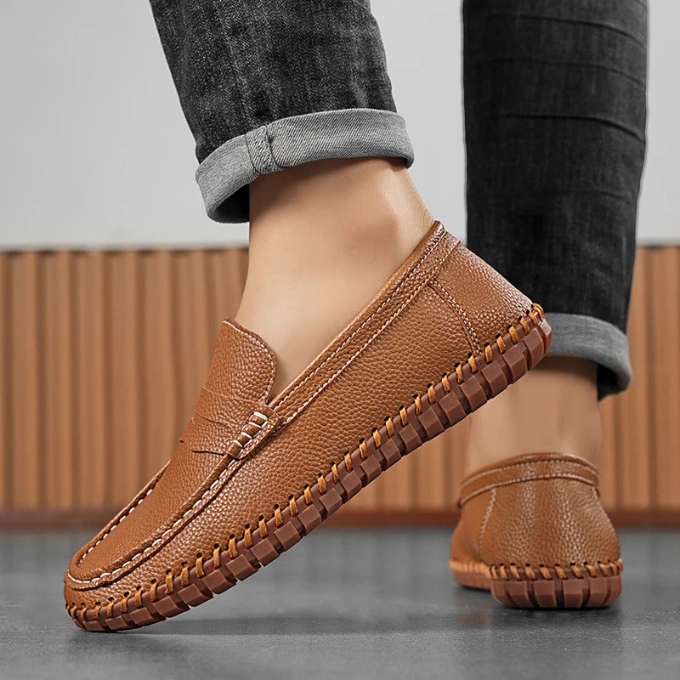 Comfortable men's slip-on loafers in classic full-grain leather, perfect for everyday