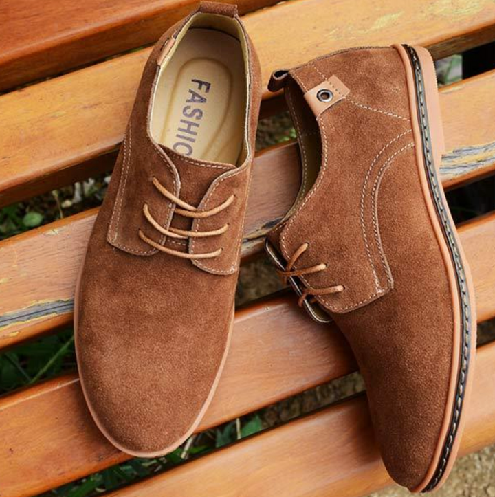 Polished men's round-toe dress shoes, essential formal footwear for a sharp and professional look.