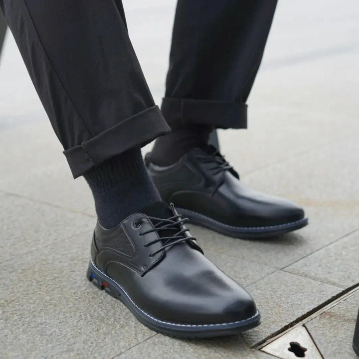 Comfortable men's dress shoes made from high-quality leather, designed for durability and a sophisticated look.