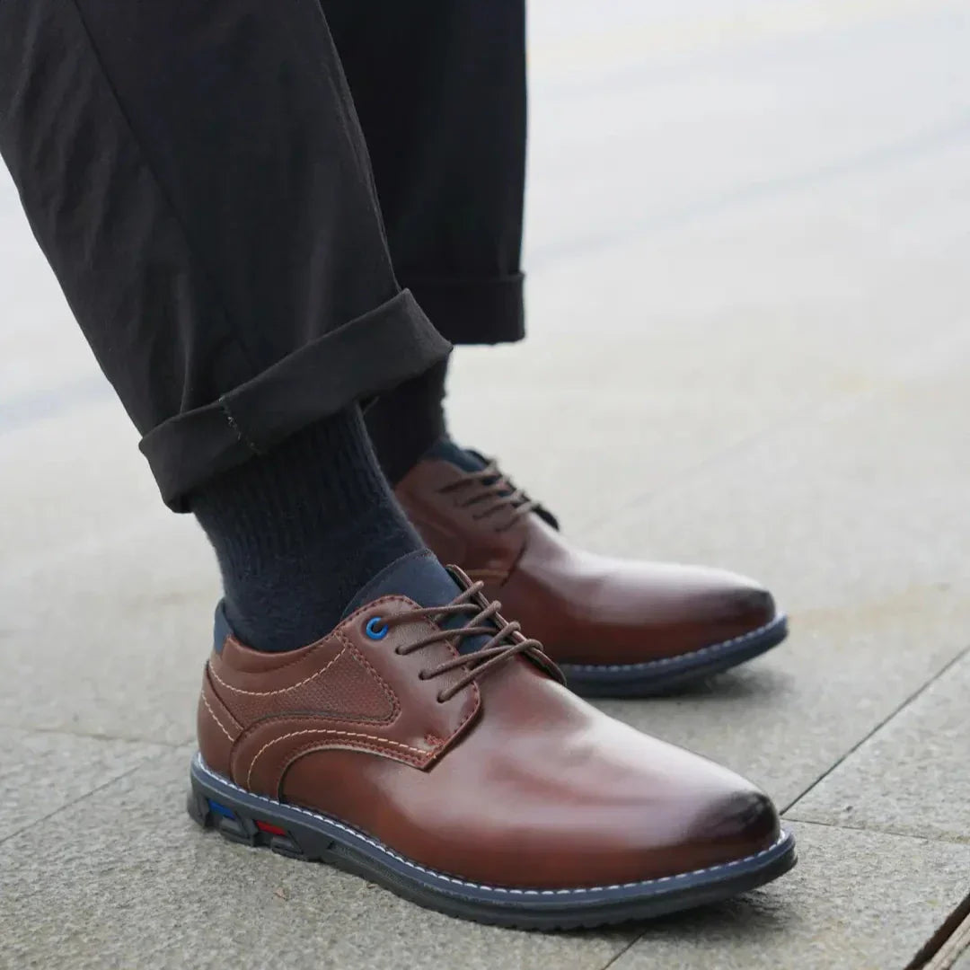 Men's classic black oxford shoes, versatile for both professional settings and special occasions.