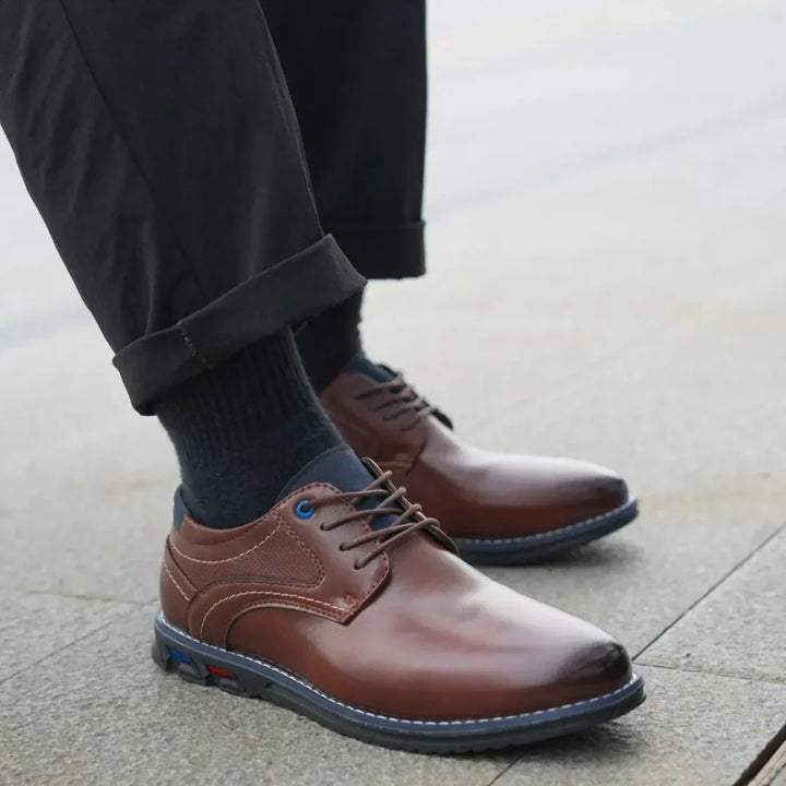 Men's classic black oxford shoes, versatile for both professional settings and special occasions.