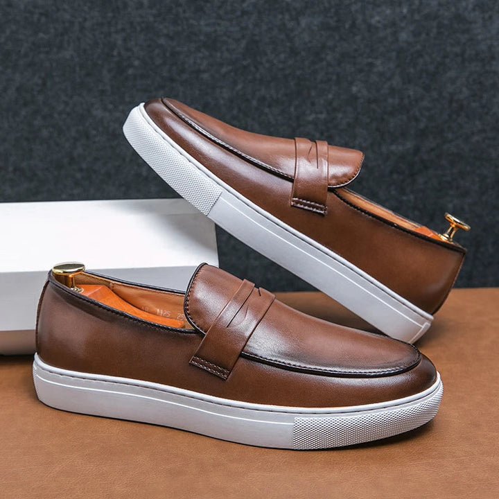 Comfort loafers for men in soft leather, ensuring all-day comfort and classic style.