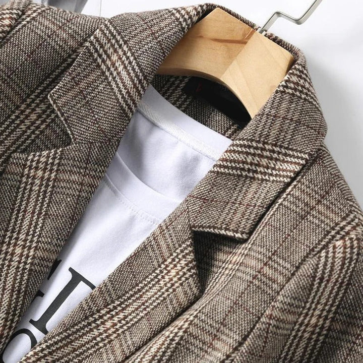 Durable men's plaid blazer made from a high-quality wool blend, ideal for any formal or casual occasion.