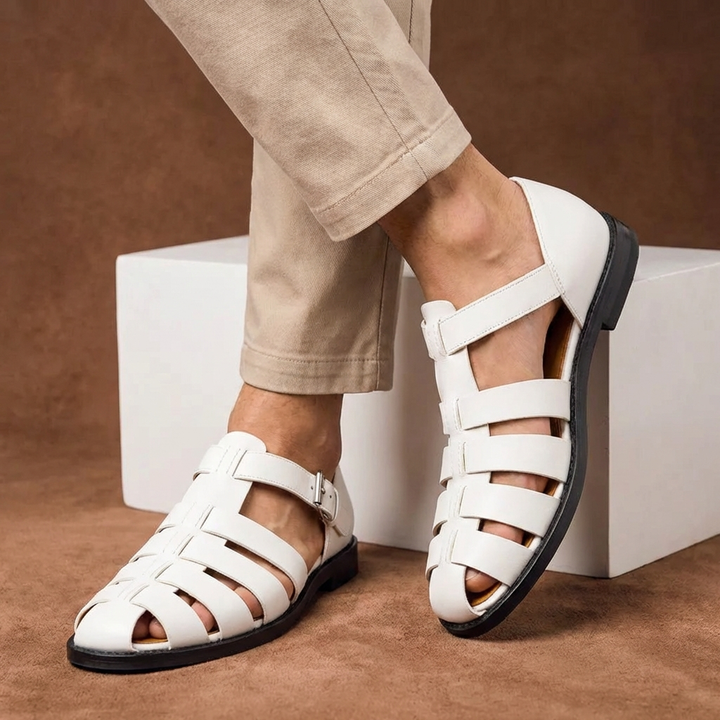 Stylish men's adjustable closed-toe fisherman sandals with buckle straps, perfect for casual outdoor wear.