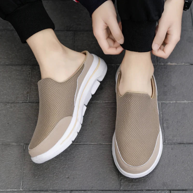 Stylish men's closed-toe slip-on mule sandals, offering easy comfort and a casual fashion look.