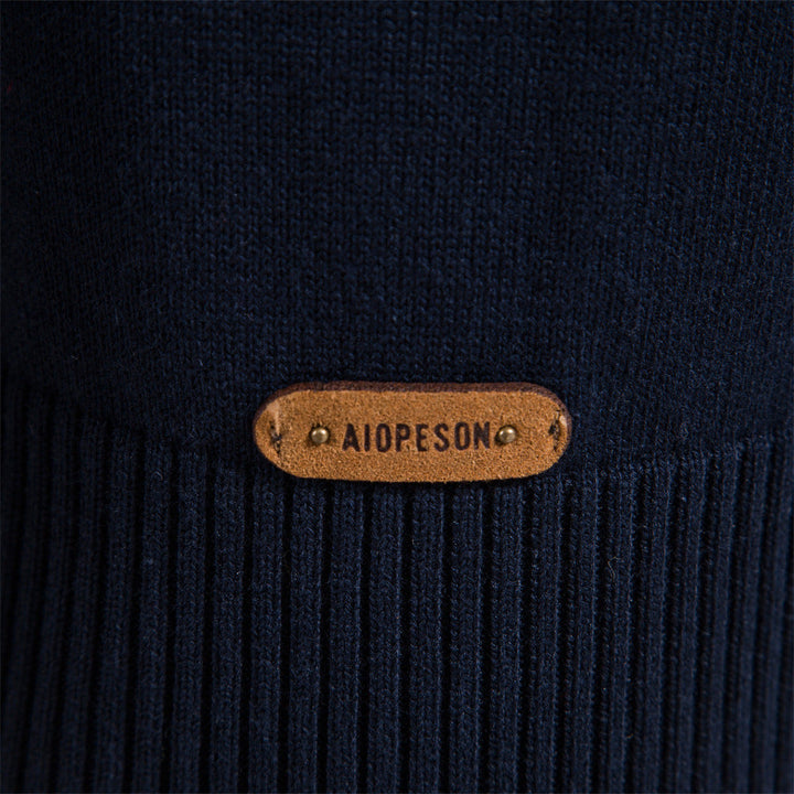 Men's colorblock half-zip pullover, classic design meets modern comfort for any man