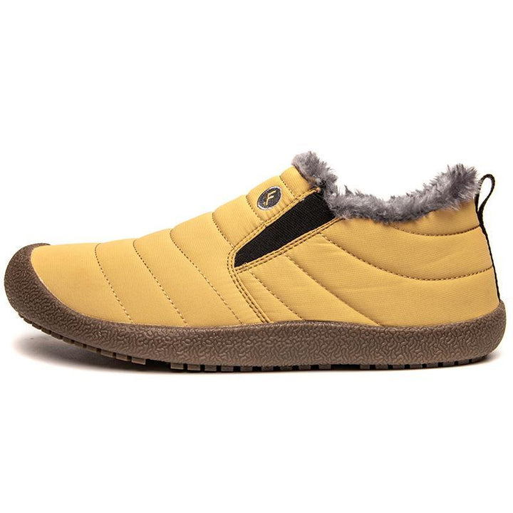 Detailed image of the tread on men's cotton snow boots, ensuring good grip