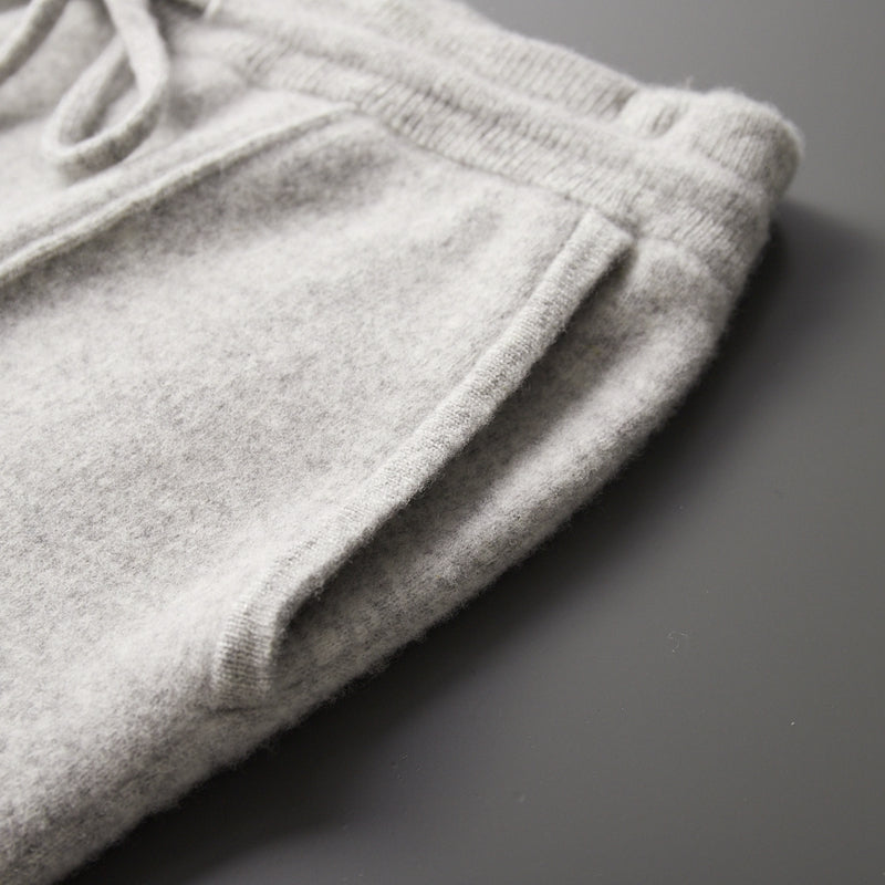 Detail of the elastic waistband and drawstring on men's merino lounge pants, comfort focus.