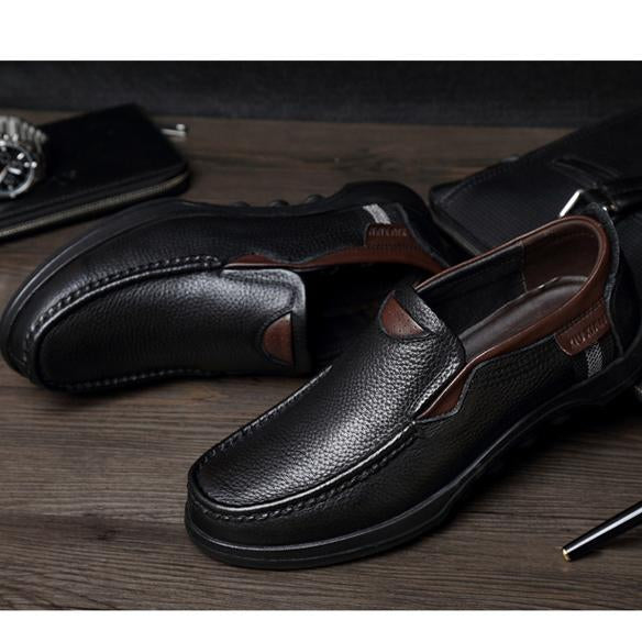 Men's slip-on casual loafers in faux leather, a smart alternative.
