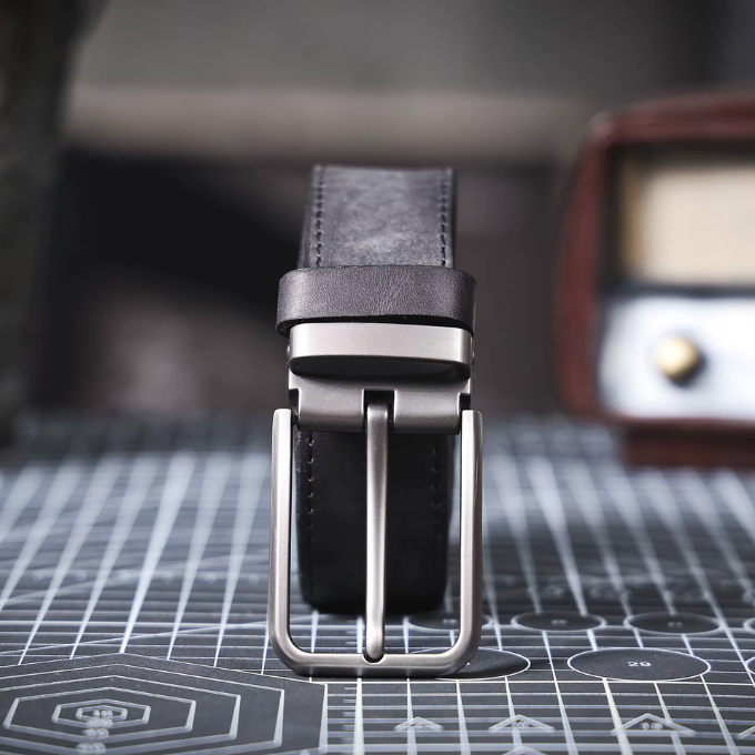 Casual men's full-grain leather belt in a rich dark brown, built to last