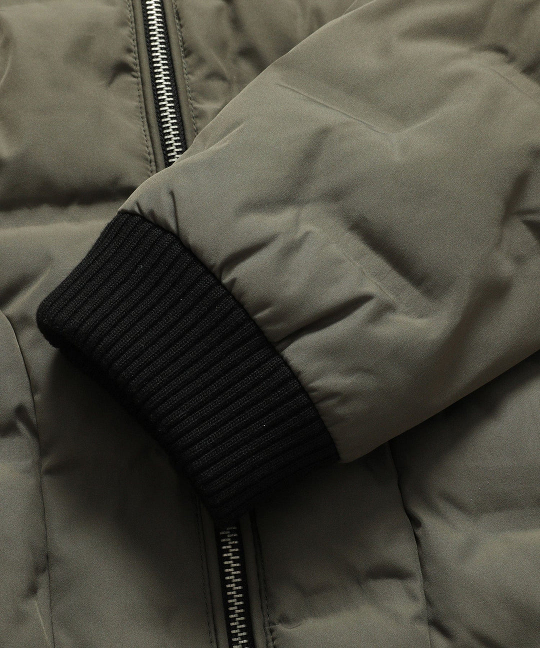 Fashionable men's outerwear, an army green puffer bomber jacket, suitable for various occasions.