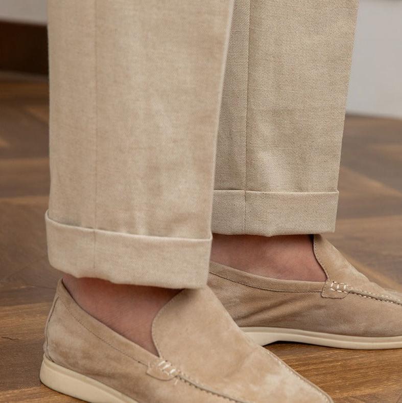 Versatile men's pleated pants, Italian style, a smart casual staple for modern fashion.