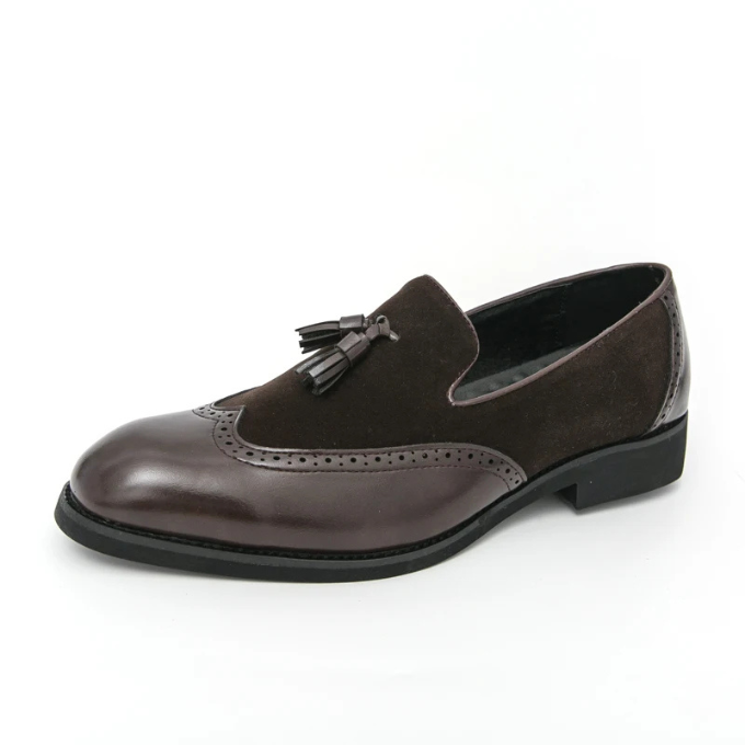 Elegant men's black leather loafers with intricate tassel detail, essential for any formal occasion.