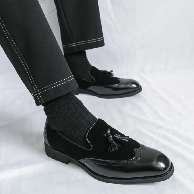 Stylish men's black loafers with comfortable sole, featuring sophisticated tassel accents.