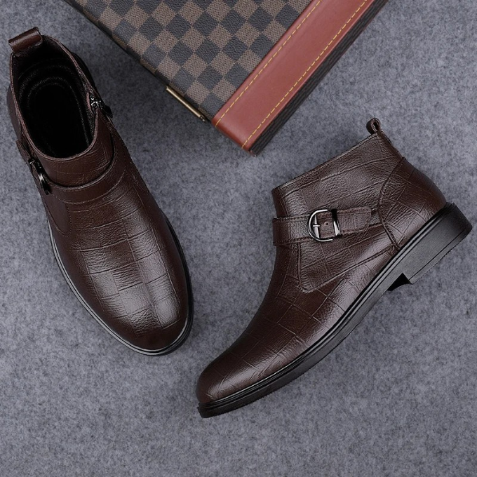 Stylish men's casual boots: black full-grain leather ankle boots with a comfortable design.