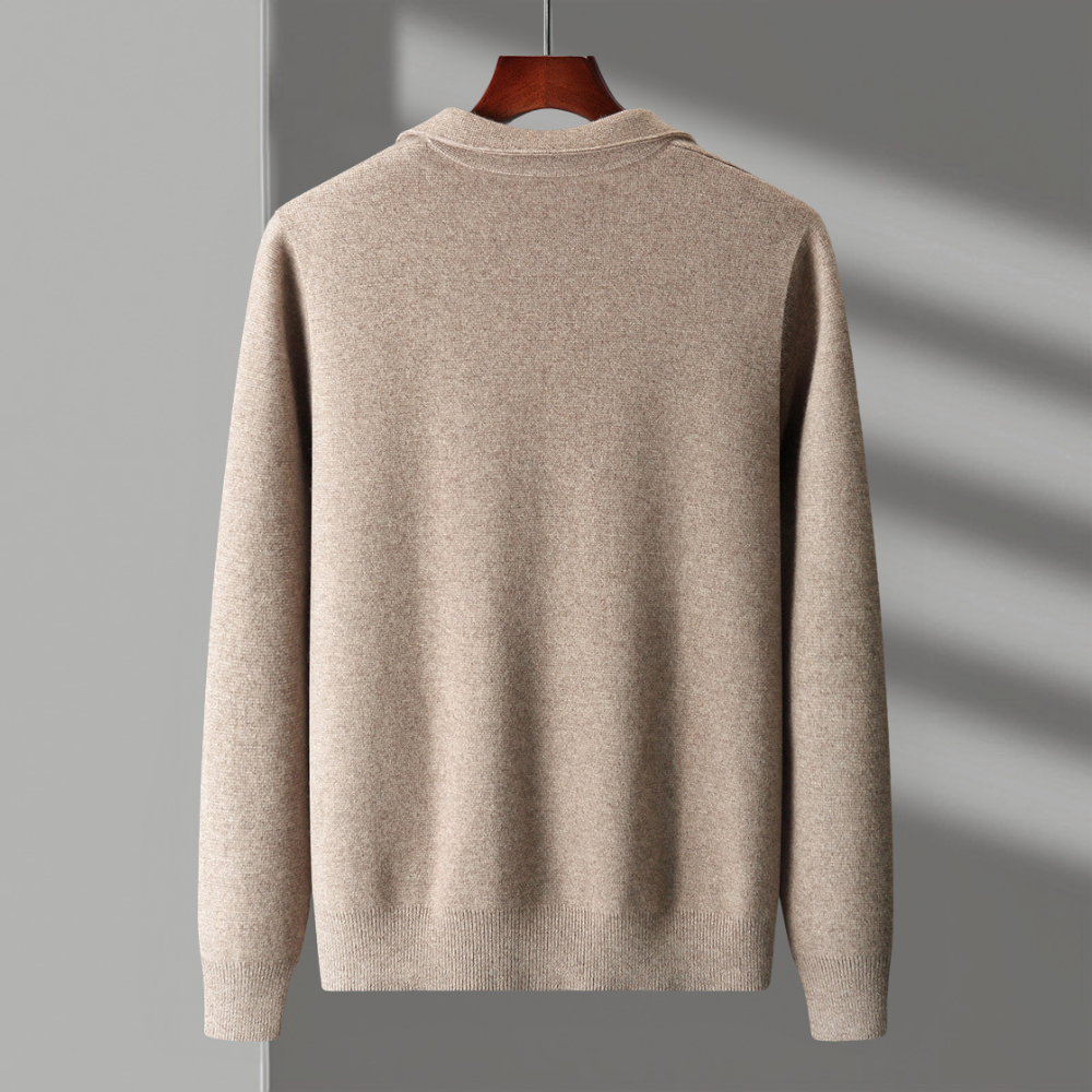 Close-up of the collar and neckline of the Men's Merino Wool Zip-Up, warm and comfortable