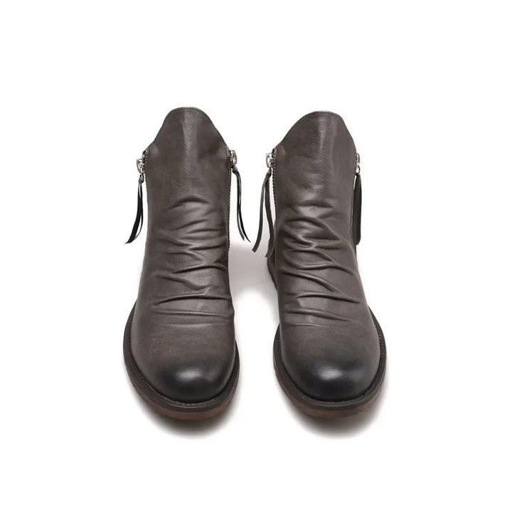 Dress-casual men's footwear: sophisticated leather Chelsea boots with a contemporary design.