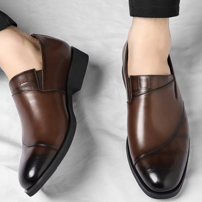 Detail of the comfortable sole on men's modern slip-on leather loafers, suitable for all-day wear
