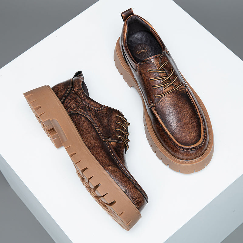 Brown men's casual boots with contrasting stitching, adding a subtle design element