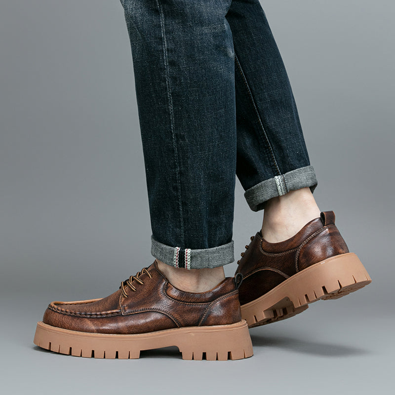 Detailed shot of the anti-fatigue insole in men's brown casual boots, ultimate comfort