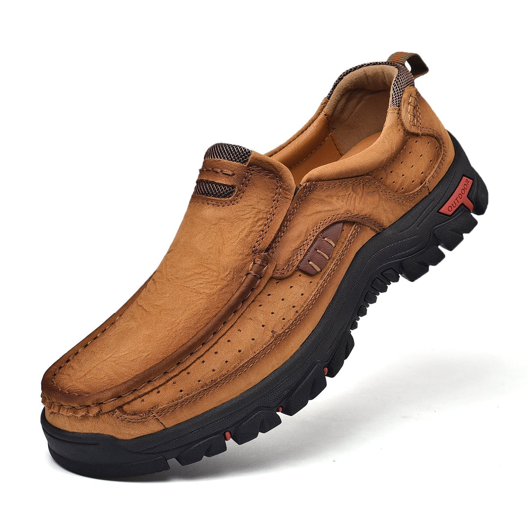 Men's khaki orthopedic boots, comfortable sole, with jeans, highlighting a casual, supportive look.