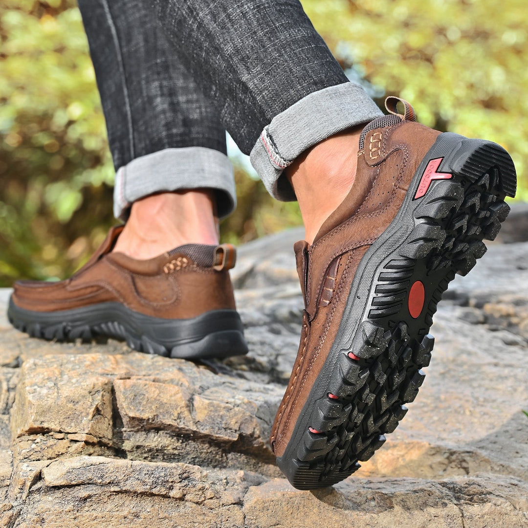 Black orthopedic men's boots, comfortable, crafted for an exceptional walking experience.