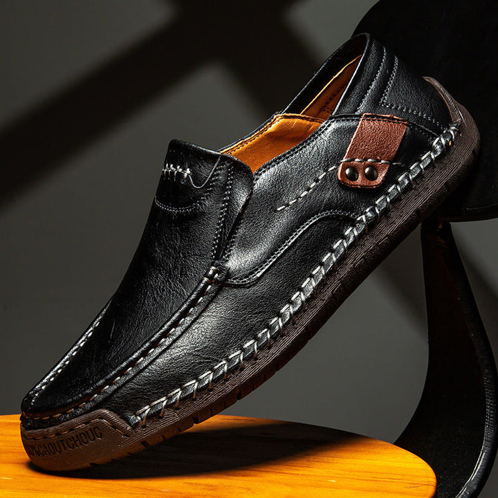 Detail of the slip-resistant sole on men's orthopedic leather footwear, ensuring safety and stability