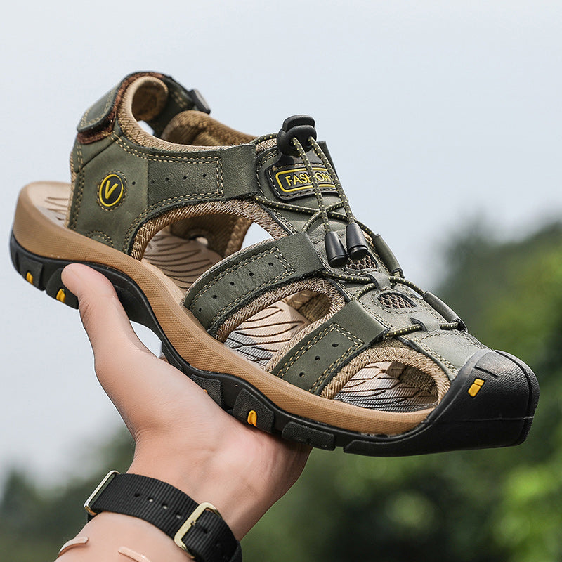 Men's adjustable velcro outdoor sandals, ensuring a snug fit for various foot shapes