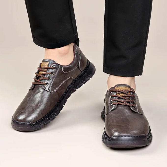 Comfortable men's polished leather dress shoes, oxford style, featuring a modern hybrid sole.