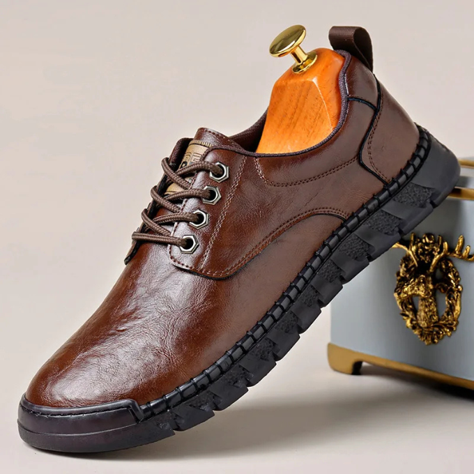 Classic men's polished leather dress shoes, oxford style, featuring a comfortable hybrid sole.