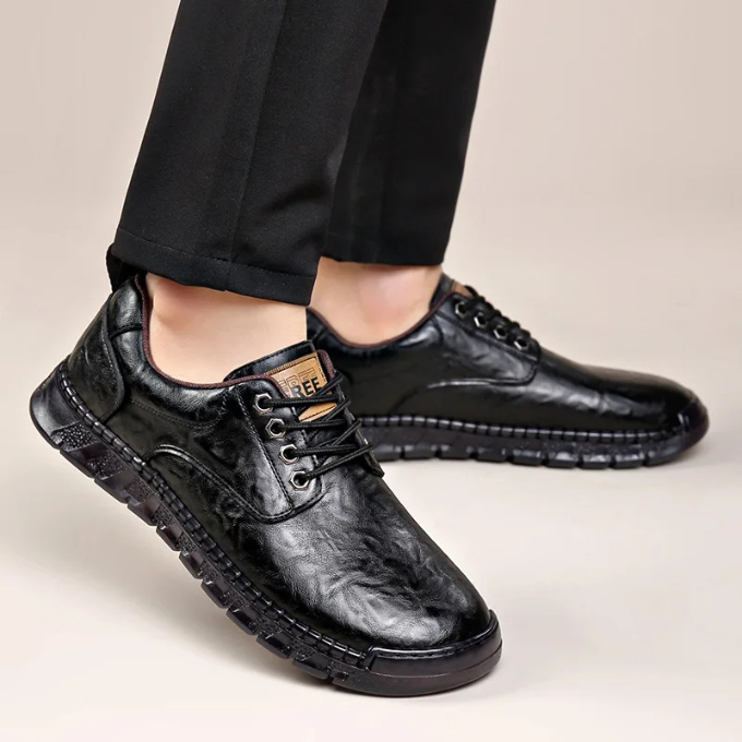 Elegant men's polished leather footwear, oxford design, providing comfort with a hybrid sole.