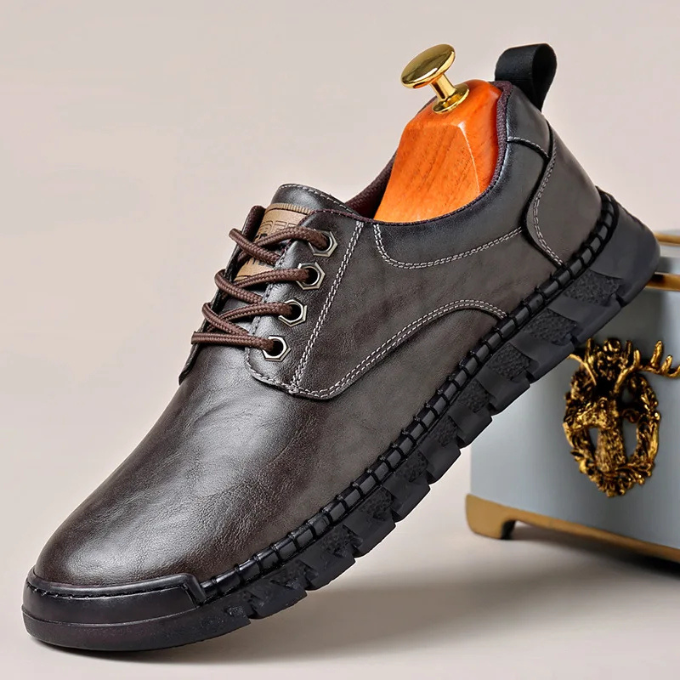 Formal men's shoes: polished black leather, oxford silhouette, and innovative hybrid sole.