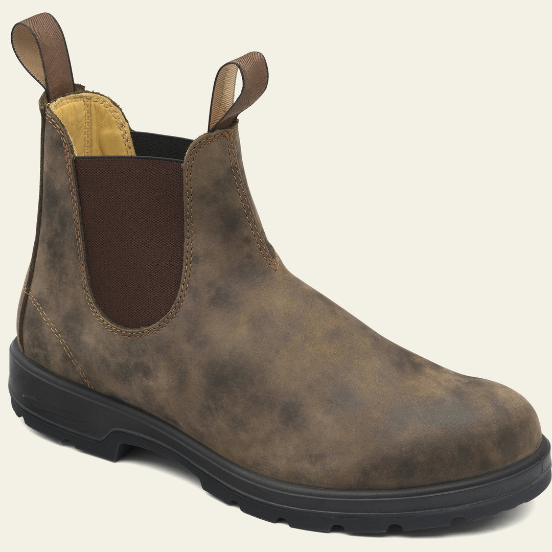 Stylish men's Chelsea boots made from genuine leather, ideal for both casual and dressy autumn outfits.