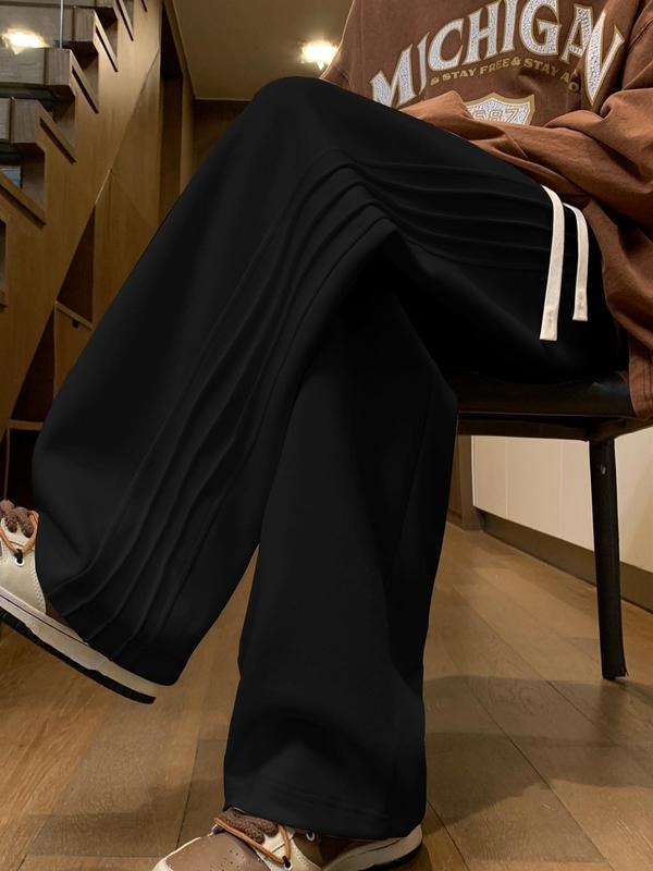 Modern pleated wide-leg athletic pants for men, ideal for comfort & minimalist style