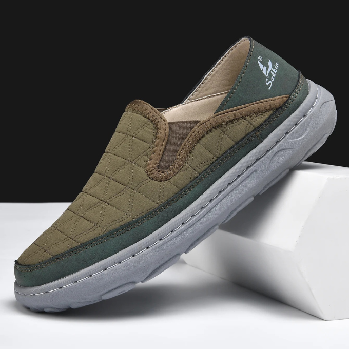 Lightweight men's slip-on shoes with quilted upper and comfortable EVA sole