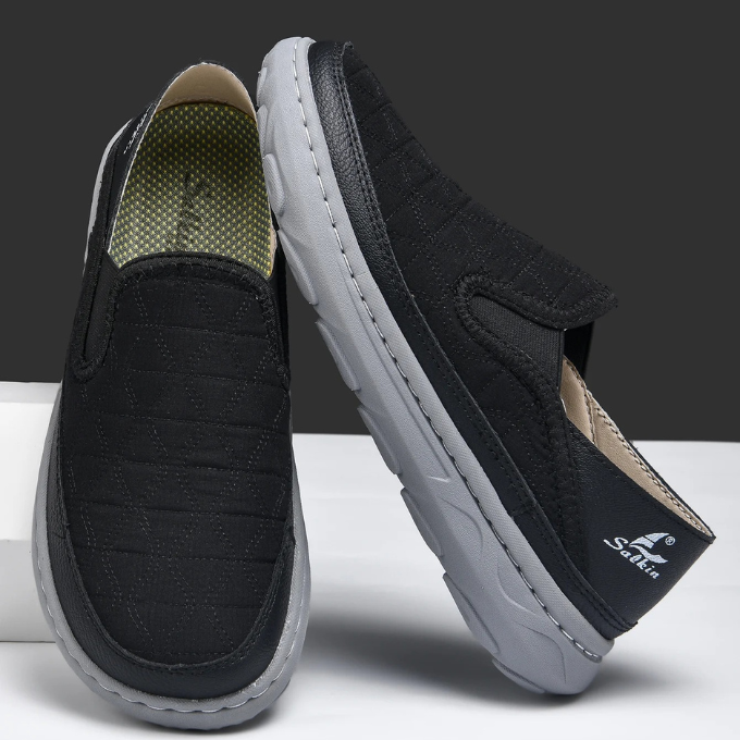 Men's casual slip-on shoes, black with a quilted effect, lightweight design