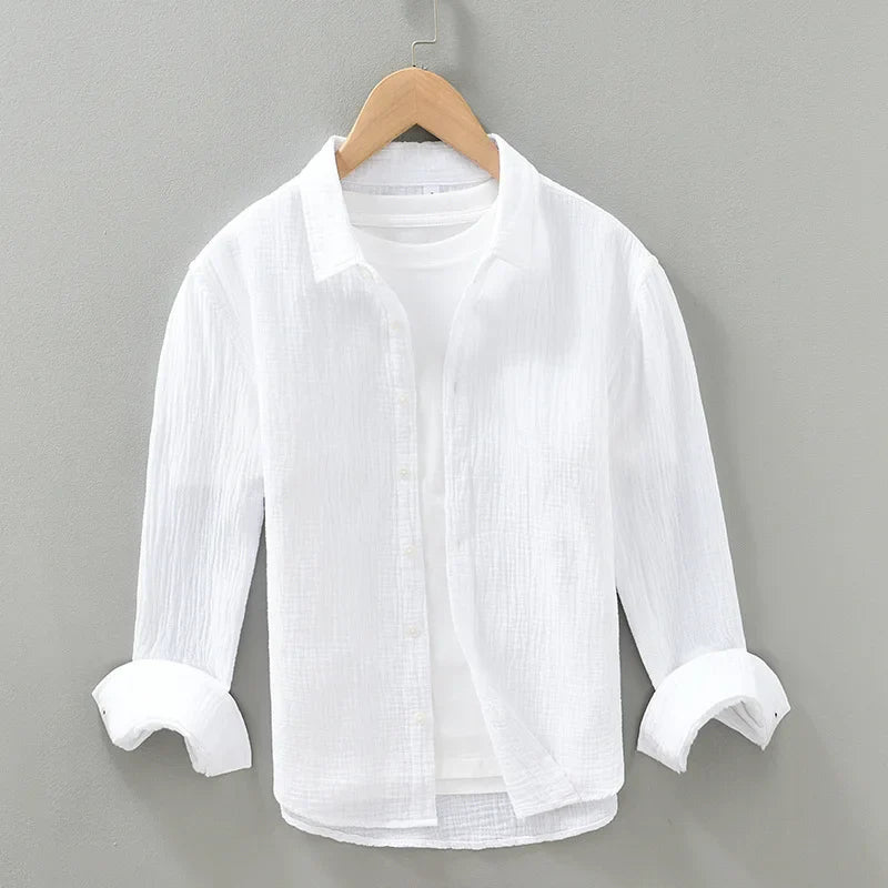Casual men's button-down shirt, 100% cotton, relaxed fit, ideal for warm weather.