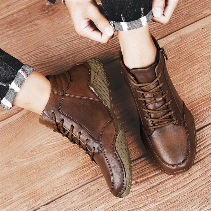 Stylish men's Rover boots, full-grain leather with a rugged design and comfortable ankle support.