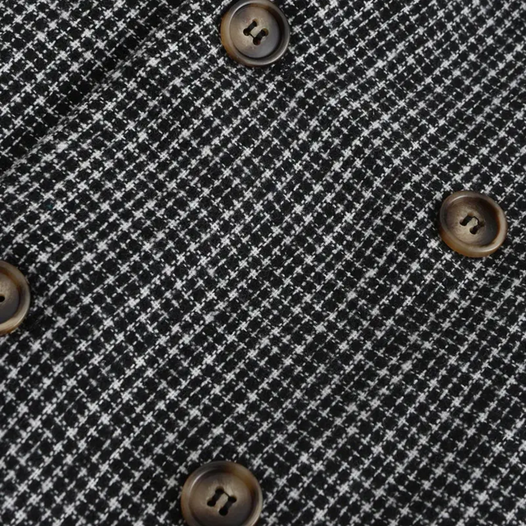 Tailored men's check pattern blazer, slim fit for business wear and smart events, a modern fashion choice.