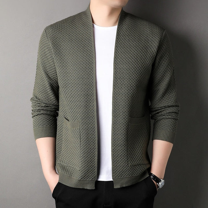 Classic men's fashion: a knitted slim fit cardigan with practical pockets, ideal for everyday style.