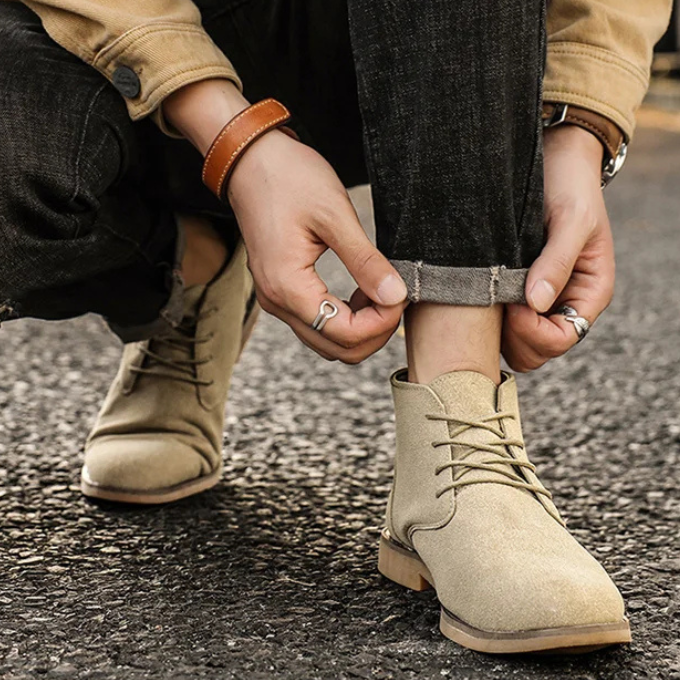 Men's comfort chukka boots with a lightweight sole, ideal for all-day wear.