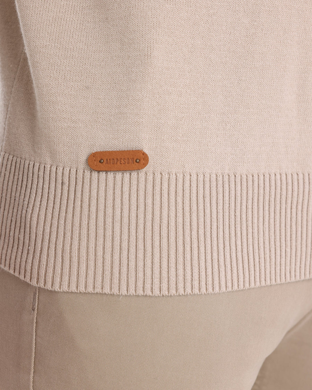Men's everyday fashion: a simple yet elegant textured crew neck sweater