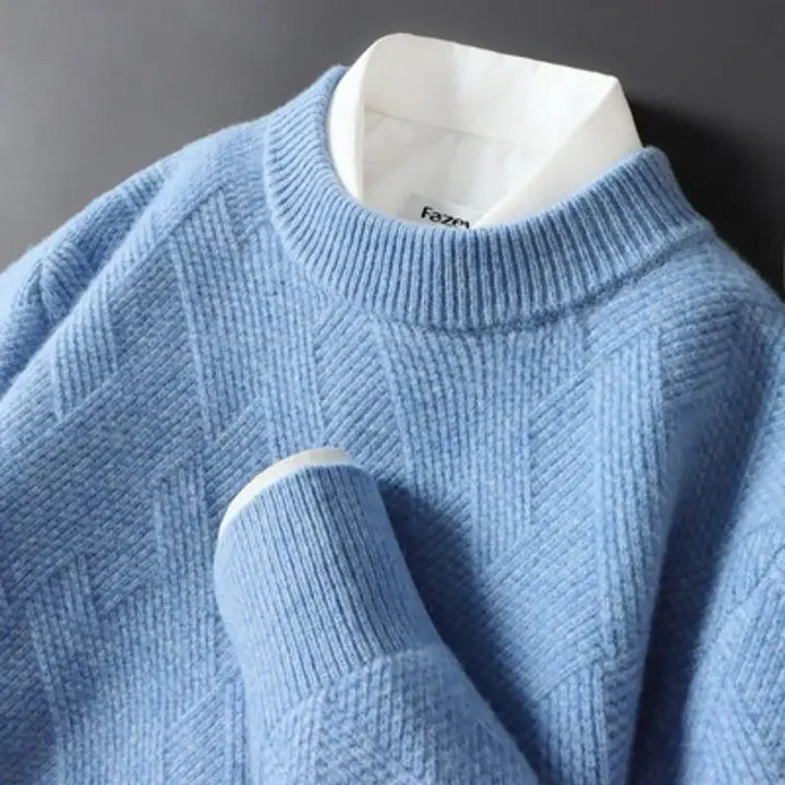 Autumn/winter men's fashion: a cozy crew neck knitwear piece, offering both style and comfort.