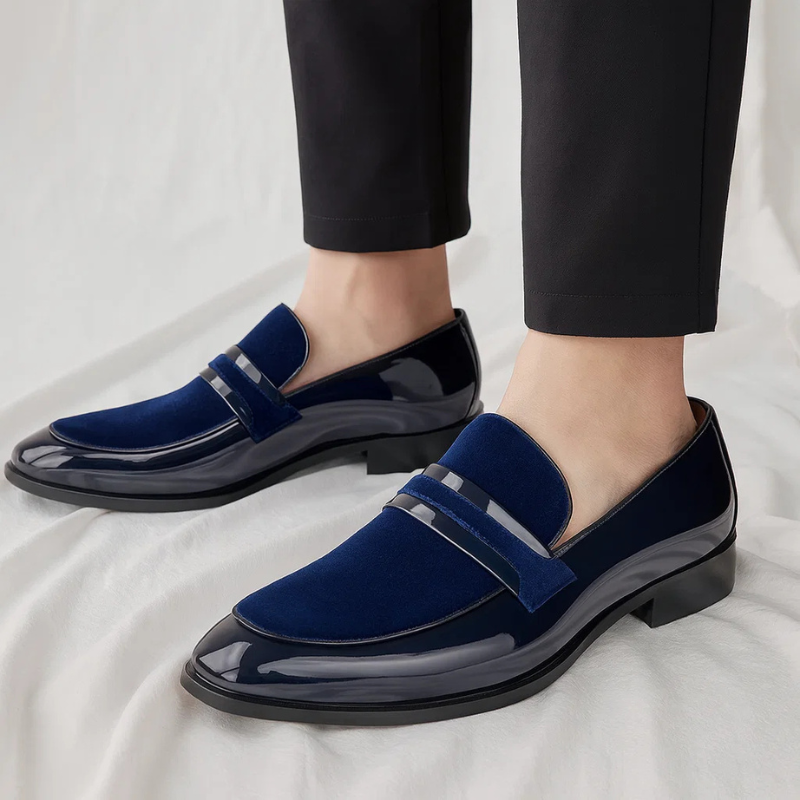 Comfortable men's slip-on penny loafers in brown leather, perfect for everyday wear and versatile style.