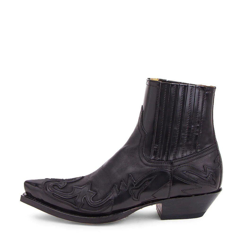 Stylish men's cowboy boots in a traditional Western design, made from high-quality leather for enduring wear and comfort.