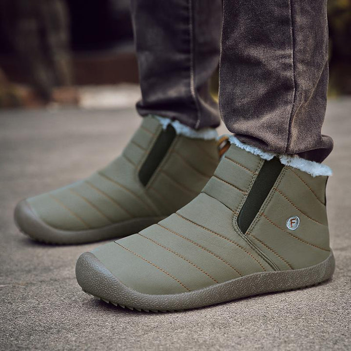 Comfortable men's winter boots with waterproof properties, ready for hiking