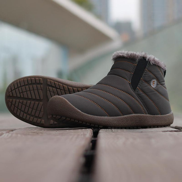 Men's hiking boots, warm and waterproof, perfect for snowy trails and outdoor use