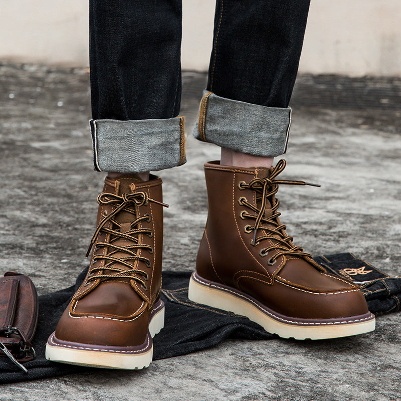 Men's chukka boots with a focus on interior comfort and cushioning, ideal for prolonged wear